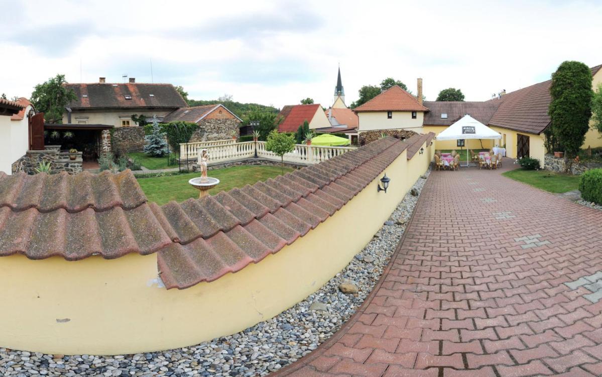 Penzion A Restaurace Nad Hradem Krivoklat Exterior photo